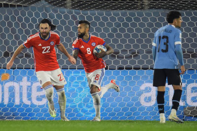 Arturo Vidal y su gol ante Uruguay por La Roja (Foto: Aton)