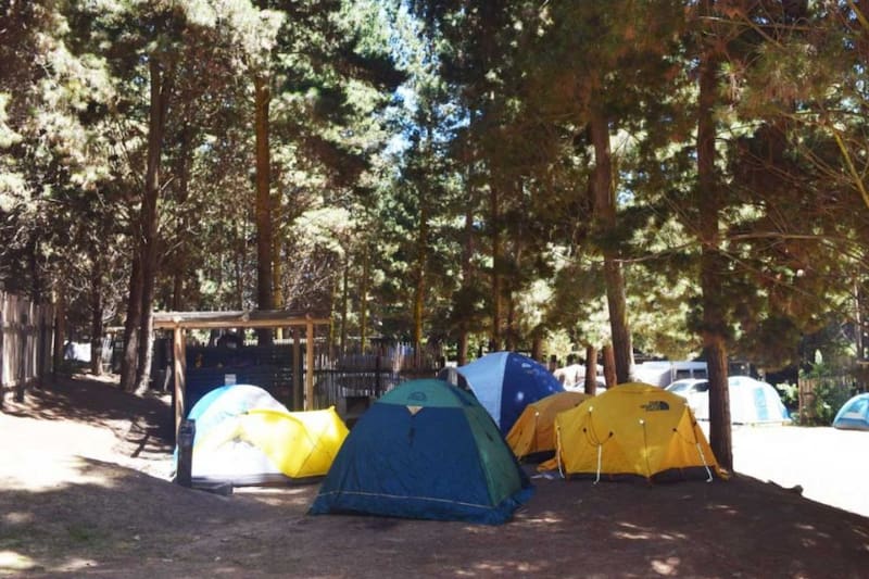 Algunos de ellos cuentan con quinchos, baños, parrillas y espacios para lavar la loza.
Créditos: Camping Olas de Matanzas.