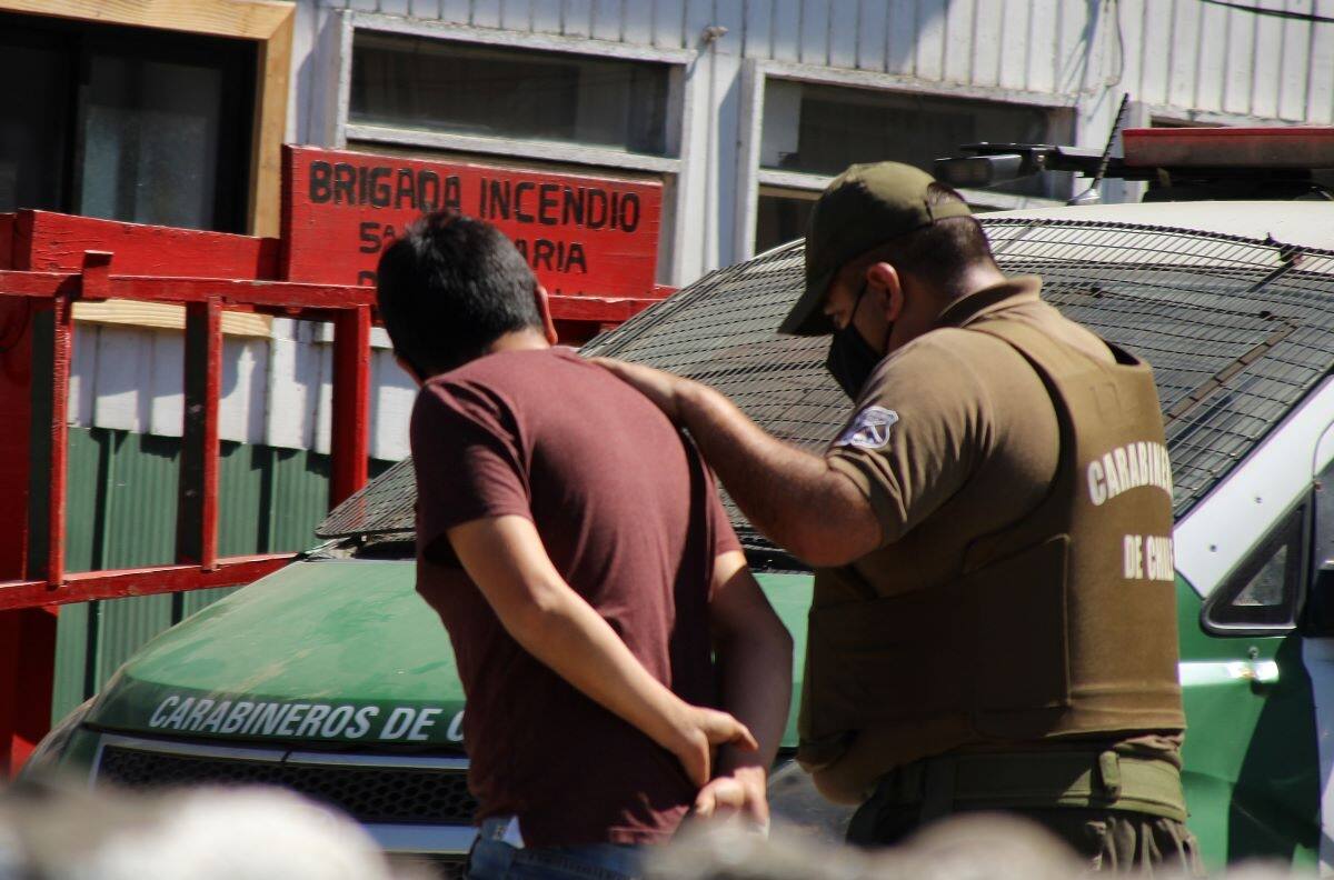 Hombre detenido por violencia intrafamiliar atacó con machete a Carabineros con su hija en brazos
