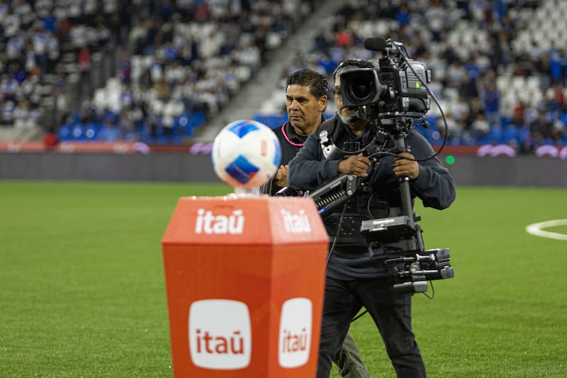 La ANFP le adeuda 37 millones a Warner por incumplimiento en el contrato de derechos de transmisión. Foto: Felipe Escobedo