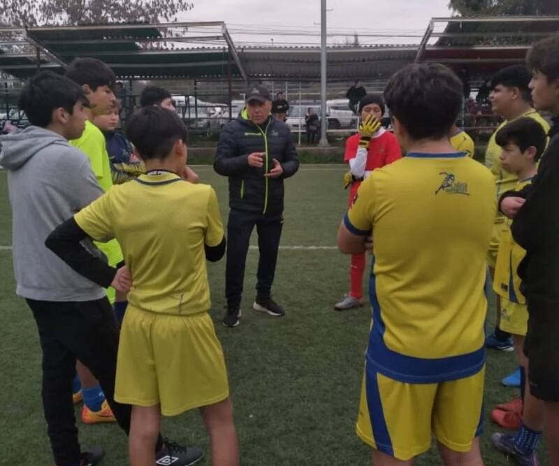 "A los jugadores hay que enseñarles a jugar en puestos específicos porque si no, no rinden cuando llegan a la elite".