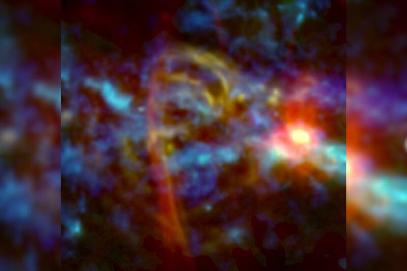 Enorme "bastón de caramelo" captado en el centro de la galaxia.