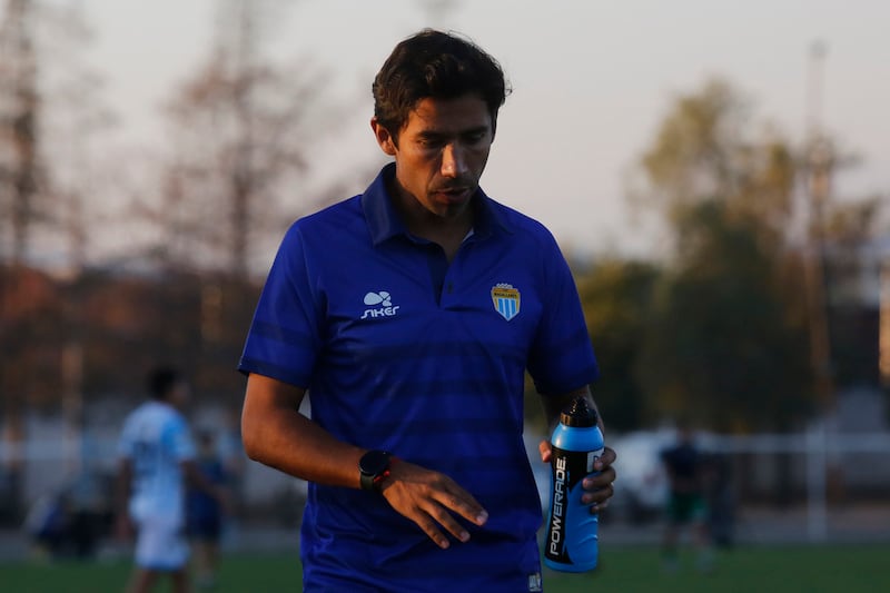 Nicolás Núñez se retira de la cancha tras un partido de Magallanes en el Campeonato Nacional.