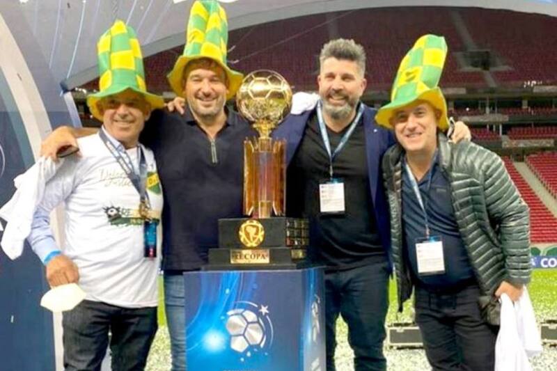 El argentino celebrando la Recopa Sudamericana ganada por Defensa y Justicia en 2021.