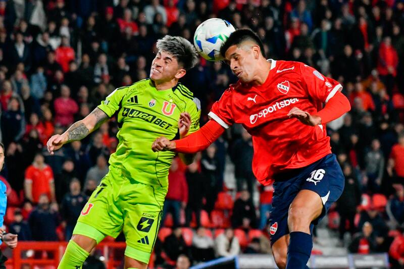 El jugador de Independiente Sebastian Valdez, disputa el balon contra Maximiliano Guerrero de Universidad de Chile.