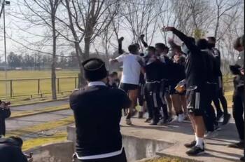 Video: Plantel de Colo Colo se sumó al "arengazo" previo al duelo ante la UC