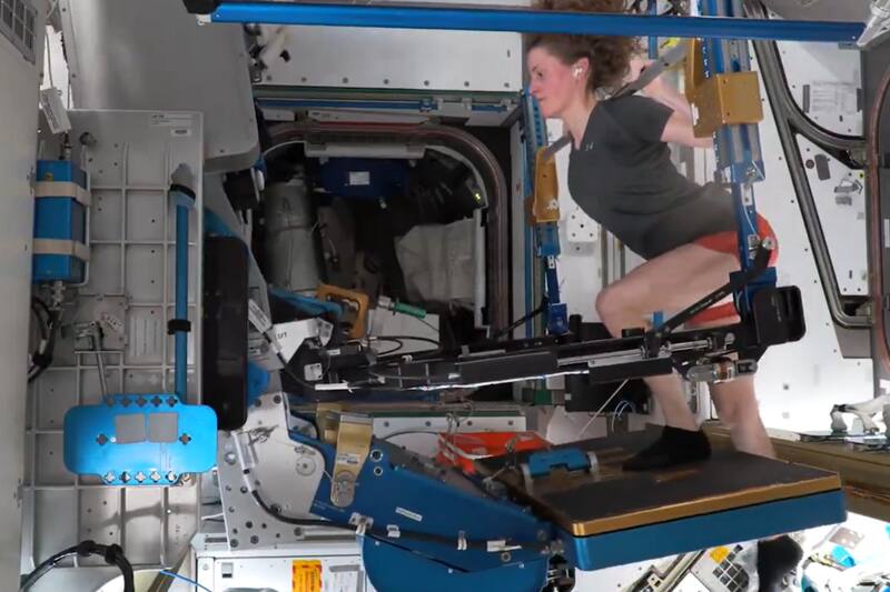 Así ejercitan los astronautas en el espacio.