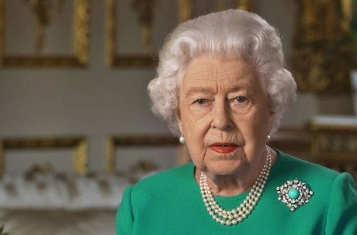 La reina Isabel luce radiante durante su primera aparición oficial desde el funeral del príncipe Felipe