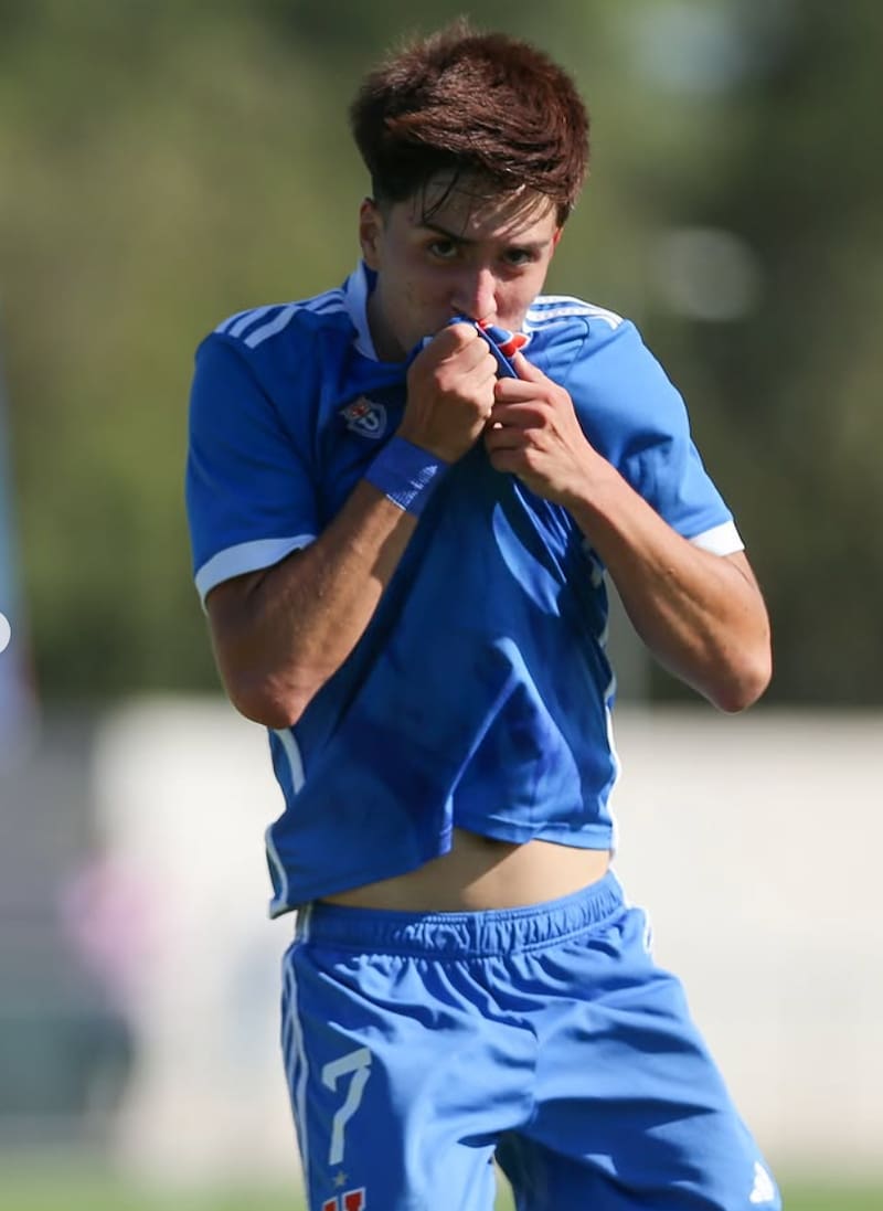 Celebrando tras marcar un gol con la camiseta de la U.