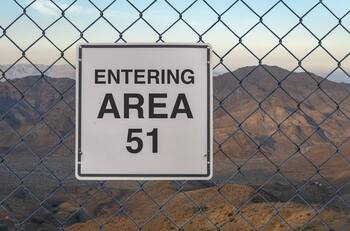 Para ir al Área 51: enmascarado intentó robarse un avión para encontrarse con extraterrestres