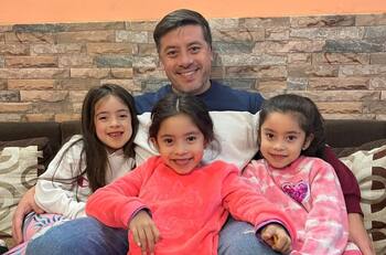 "Sus compañeros les cuentan que sus papás escucharon mi música": Leandro Martínez confiesa el orgullo que sienten sus hijas por ser un cantante conocido