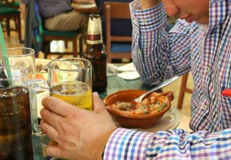 La resaca puede "quitarte" un par de días de disfrute y descanso. Pero podemos tomar algunas medidas para "reponer el cuerpo". | Foto: imagen de archivo.