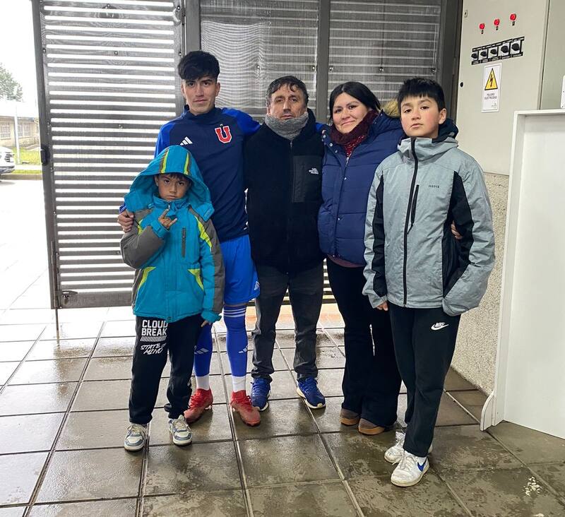El ahora atacante de Deportes Concepción junto a su familia. Foto: Cedida.