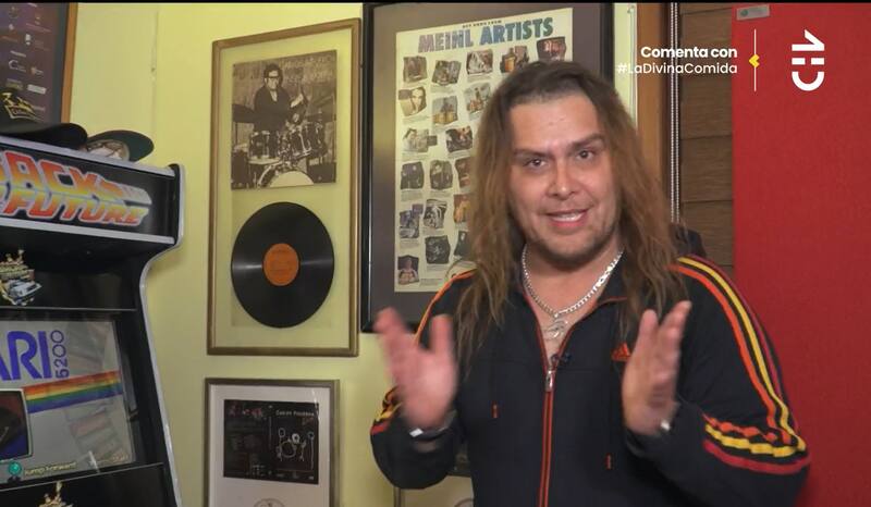 En su estudio privado, Carlos Figueroa tiene una máquina de arcade y uno de los discos de su padre.