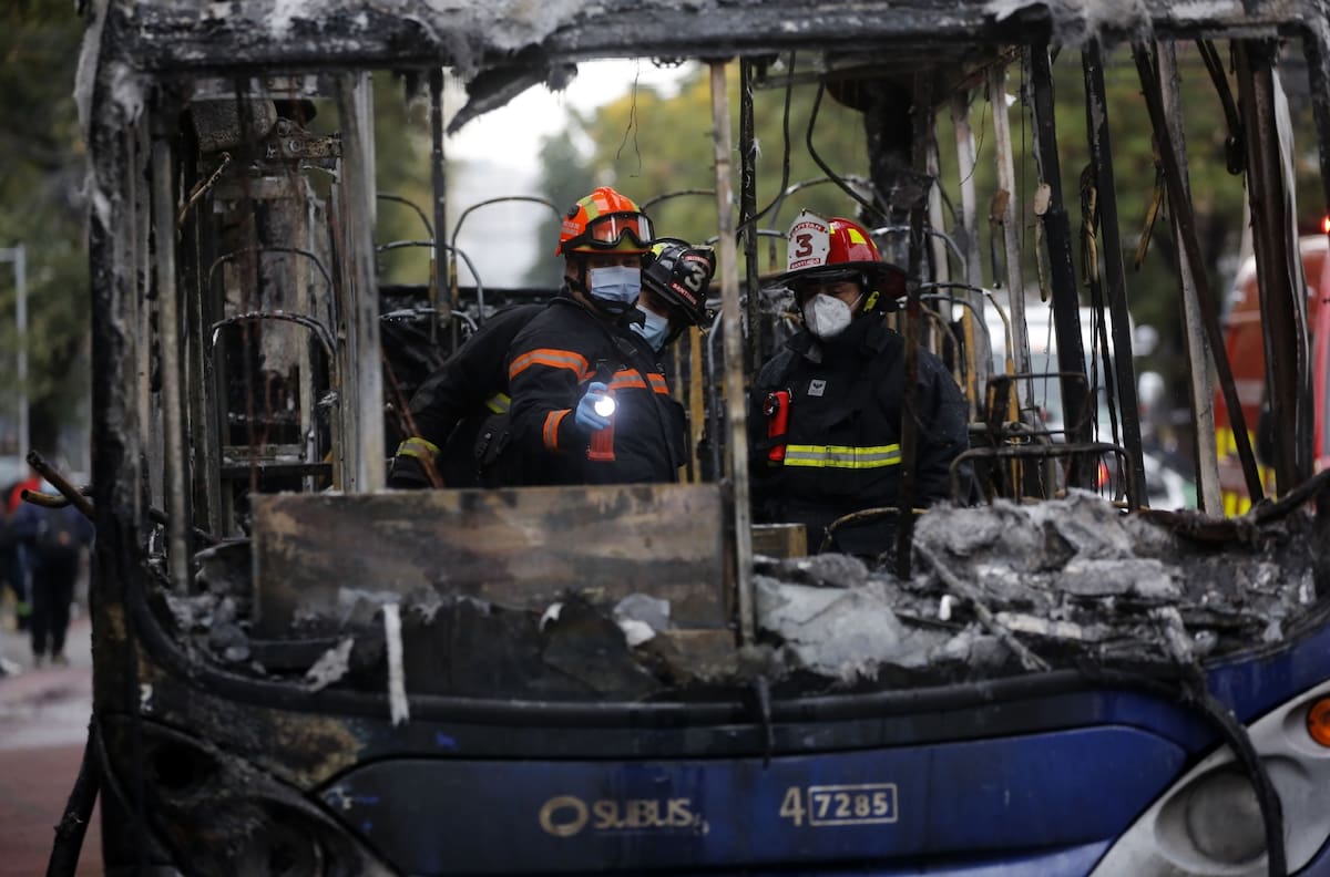 Carabineros investiga la quema de un bus del transporte público en Pedro Aguirre Cerda