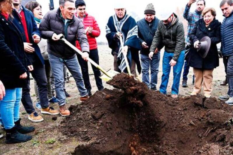 Se colocó la primera piedra en la remodelación de la cancha en Chillán. Foto: La Discusión.