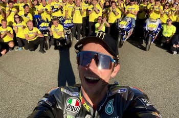 Valentino Rossi se retiró del Moto GP entre una ovación y con siete títulos del mundo bajo el brazo