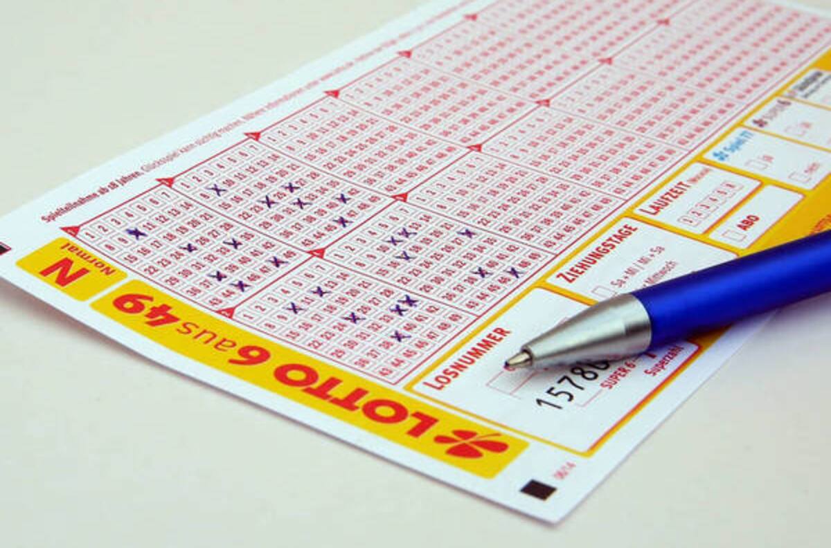 Por error compró dos boletos de lotería iguales y terminó haciéndose millonario