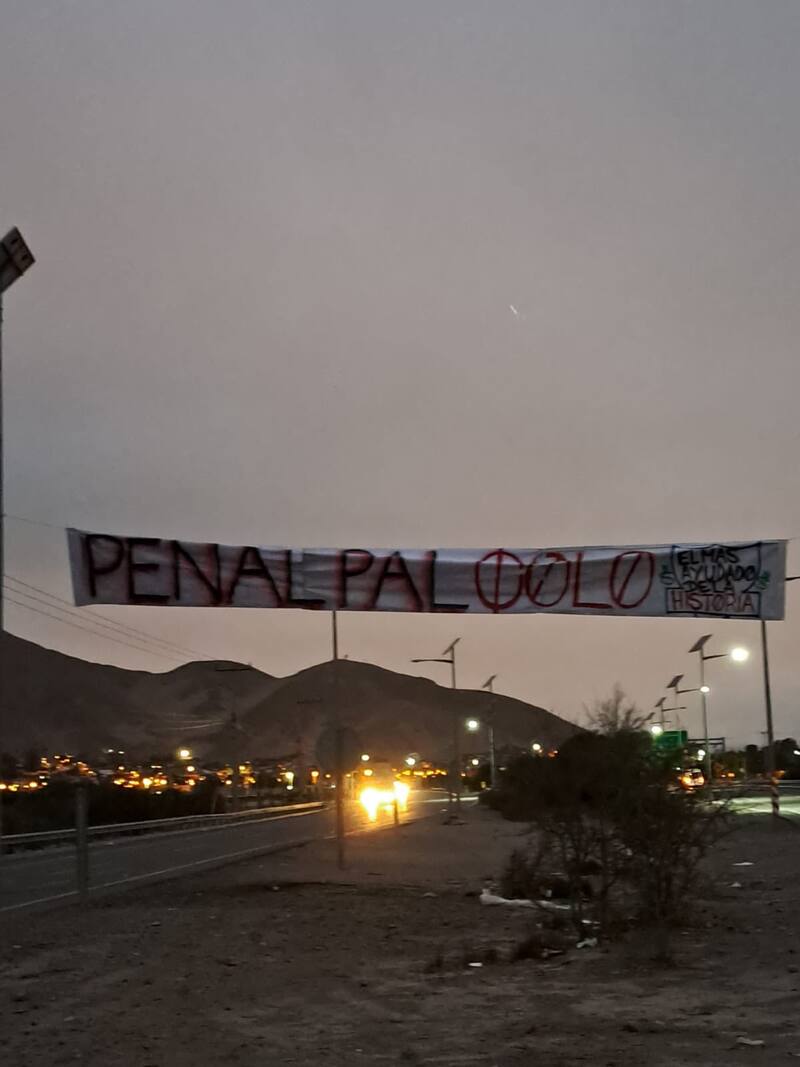Hinchas de la U reciben al plantel de Colo Colo.