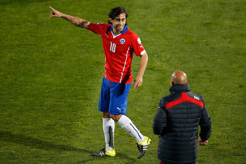 Jorge Valdivia recibiendo instrucciones de Sampaoli en el duelo de Chile vs. Bolivia en la Copa América 2015. Foto: Aton.