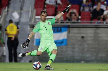 Aseguran que Claudio Bravo perdería la titularidad a manos de Gabriel Arias