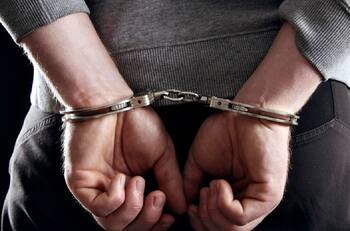 VIDEO | Policías fueron grabados mientras comían con presunto detenido