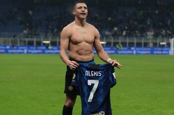 Legendario jugador italiano le envió un mensaje a los "payasos" que criticaban a Alexis Sánchez: "Es el jugador más fuerte de la Serie A"