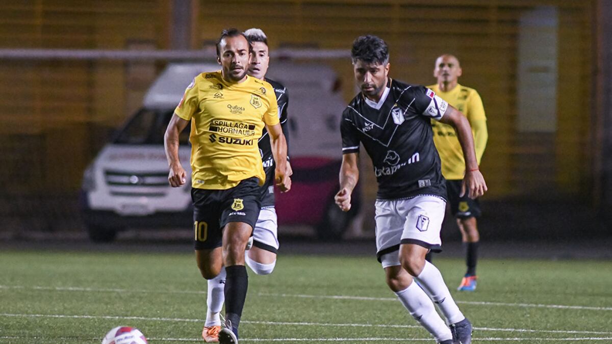 El futbolista de San Luis de Quillota Mathías Vidangossy disputa el balón con un jugador de Santiago Morning.