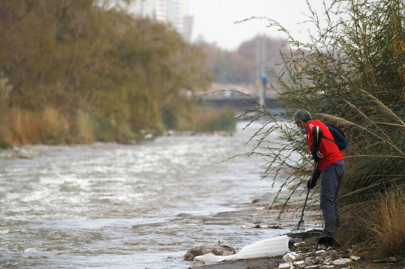 El cuerpo fue encontrado en el lecho del Río Mapocho.