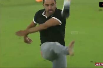 El fuerte enojo de Xavi en su primer partido oficial como entrenador
