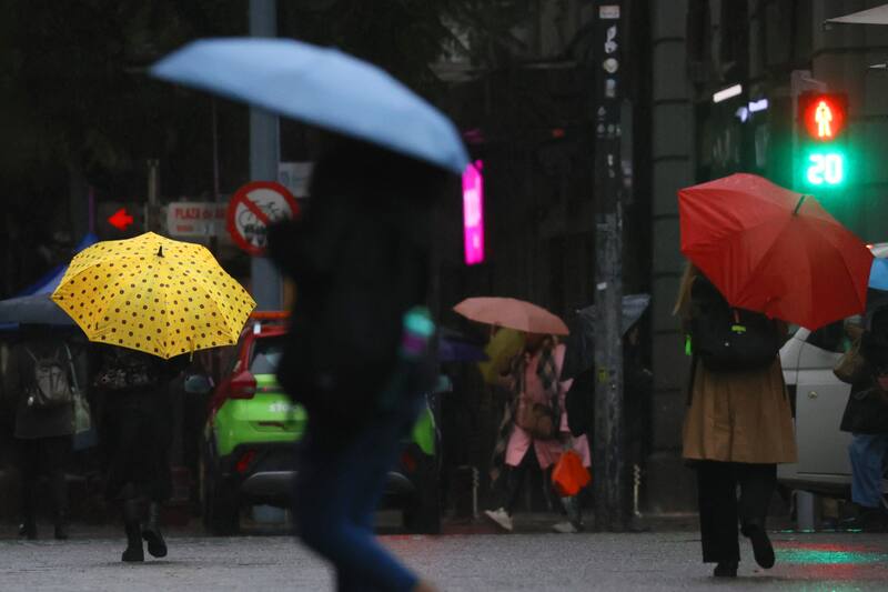 De acuerdo al informe de la DMC, las precipitaciones vendrán acompañadas de vientos en algunas comunas del país.