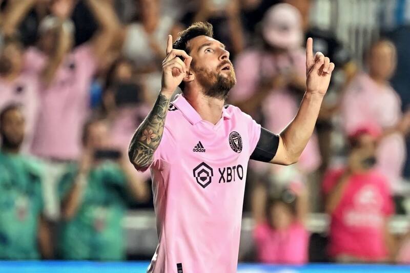 El astro argentino se medirá al club del cual es hincha.