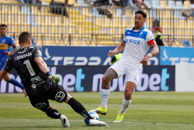 Sufrió los goles y también el choque del Toro Zampedri ante la UC. Foto: Photosport