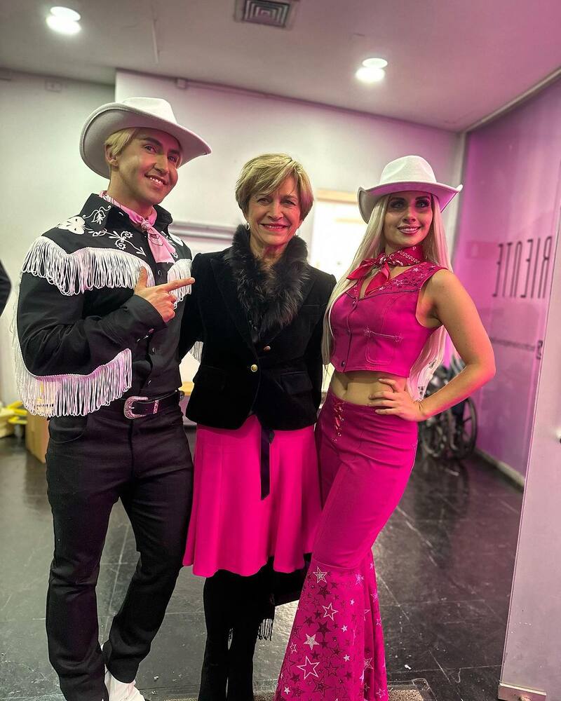 La alcaldesa de Providencia junto a Barbie y Ken.