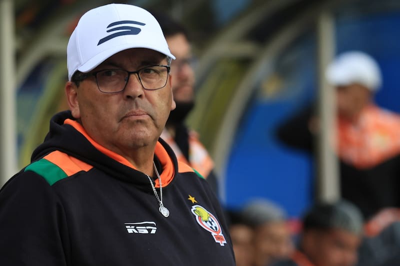 El técnico dirigiendo a Cobresal. Foto: ATON.