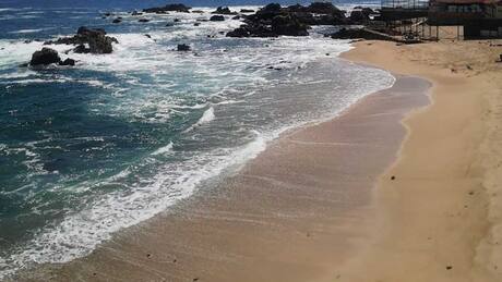 A casi dos horas de Santiago: La playa con aguas claras y arena dorada que puedes visitar en días de calor