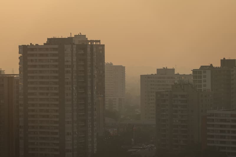Un denso manto de contaminación cubrió gran parte de la Región Metropolitana durante la mañana debido a la contingencia. Créditos: Diego Martin/Aton Chile.