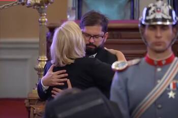 VIDEO | Cecilia Morel dio un emotivo abrazo a Gabriel Boric tras homenaje a Sebastián Piñera