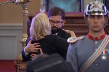 VIDEO | Cecilia Morel dio un emotivo abrazo a Gabriel Boric tras homenaje a Sebastián Piñera
