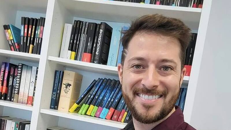 Un medio de noticias uruguayo reveló que un famoso tiktoker que sube contenido sobre relaciones amorosas sanas está siendo acusado de agredir a su pareja.