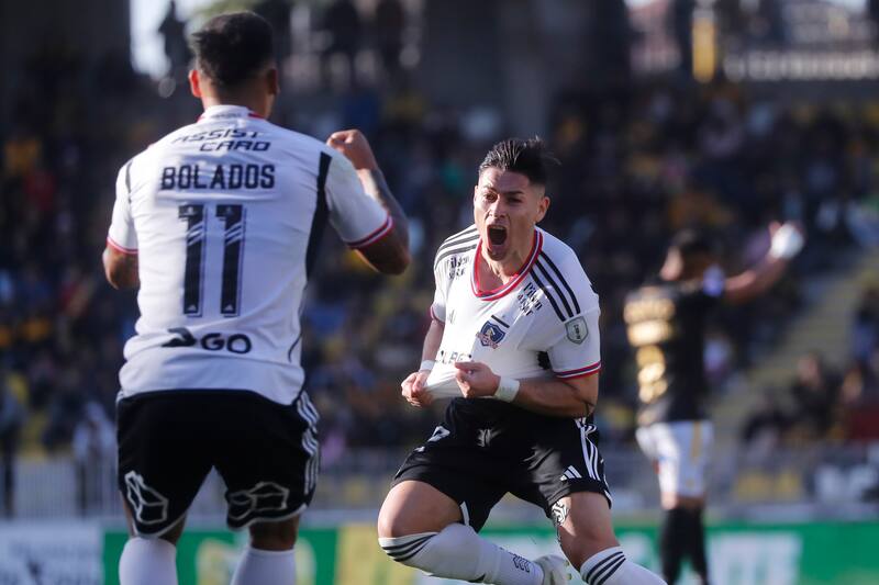 Óscar Opazo y Marcos Bolados celebrando un gol con la camiseta de Colo Colo.