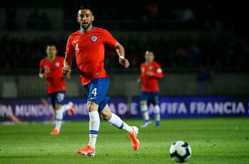 El movimiento en la defensa de La Roja que provocará Mauricio Isla: Así formaría Chile ante Colombia