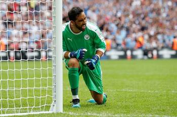 Bravo reaccionó tras su expulsión y contó con apoyo de Arsene Wenger