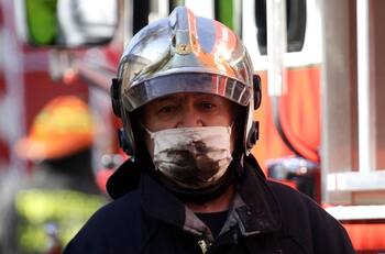 En diferentes accidentes una ambulancia fue atacada a piedrazos y Bomberos sufrió hostilidad de conductores