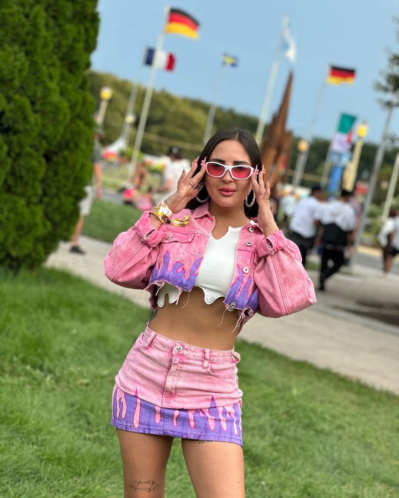 La famosa locutora radial de Radio Carolina también ha explotado su faceta artística y ha realizado distintas colaboraciones con connotados cantantes chilenos.