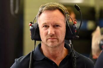 Christian Horner golpea la mesa y cuestiona los rumores sobre Carlos Sainz en Red Bull: ”El asiento es de Checo”