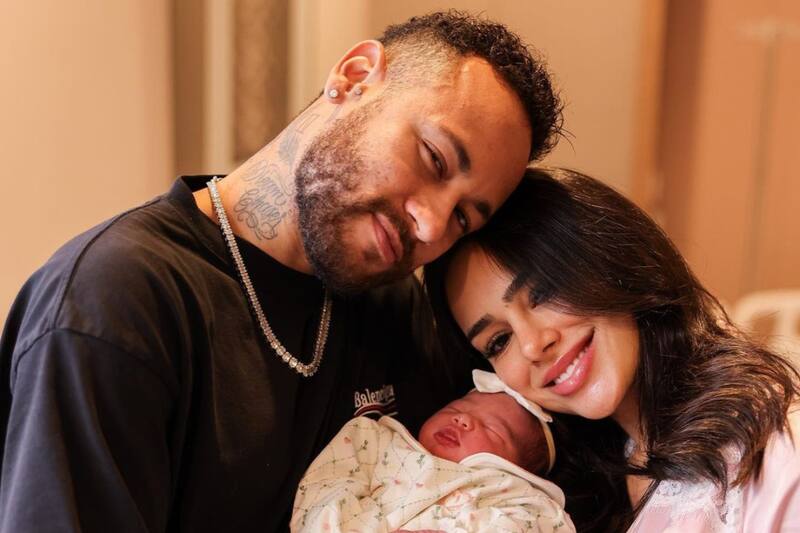Neymar Jr. y Bruna Biancardi celebraron el nacimiento de su hija con hermosas postales los tres juntos.