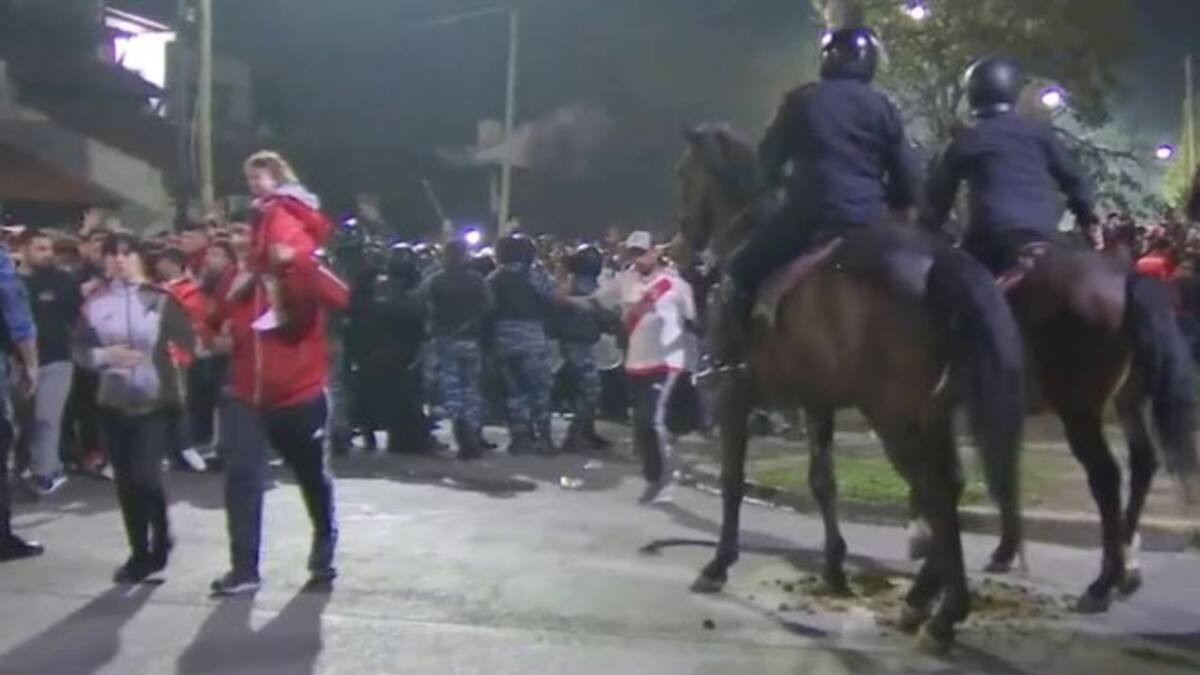 El durísimo enfrentamiento entre barra de River y la policía argentina