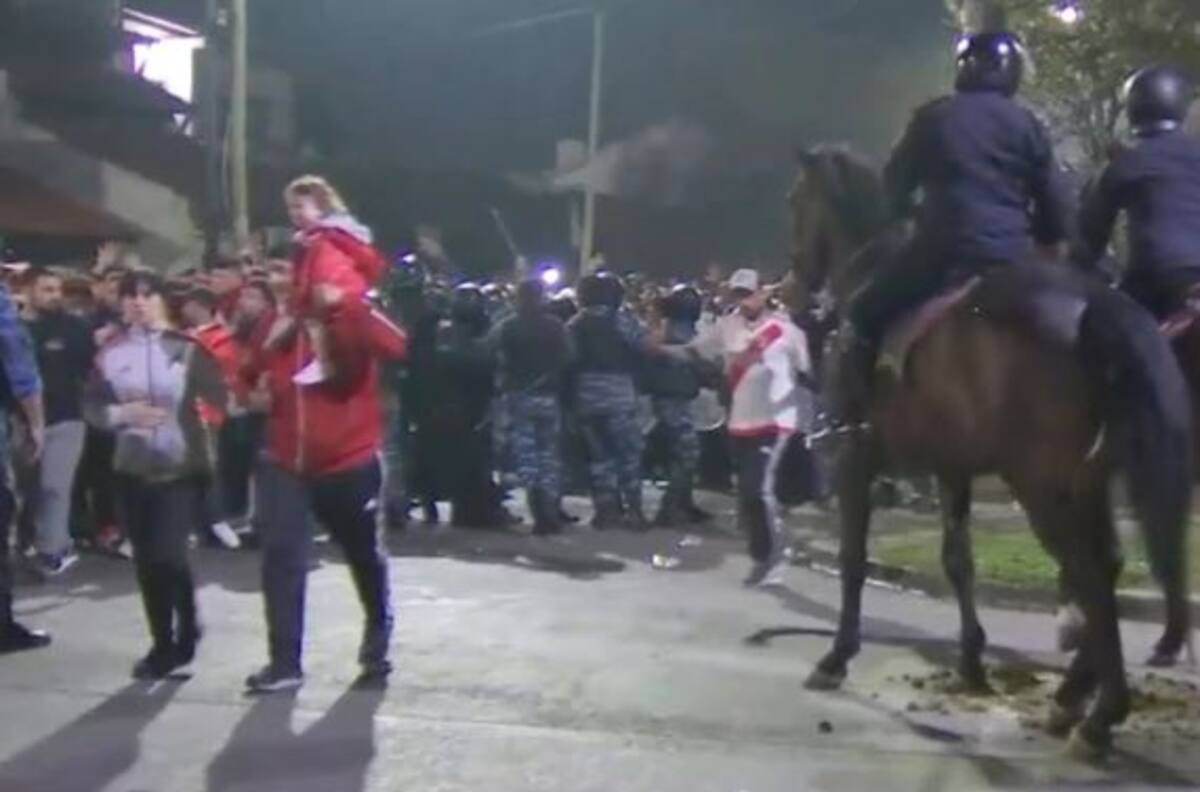 El durísimo enfrentamiento entre barra de River y la policía argentina