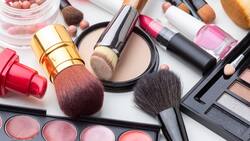 Gigantesca empresa internacional de maquillaje presente en Chile despide a 1.100 empleados